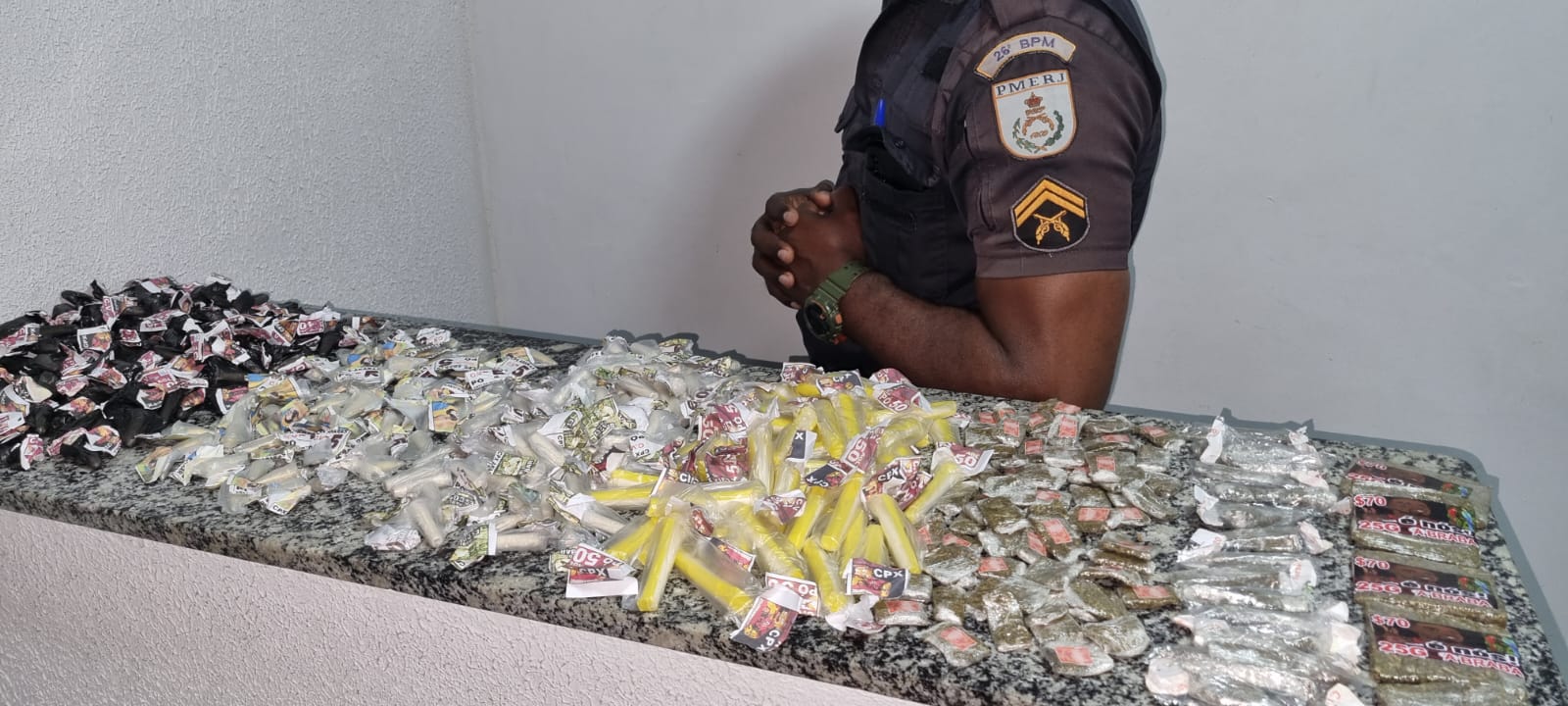 PMs prendem homem vendendo drogas em Araras 